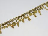 Gros plan sur un bracelet en or orné de breloques