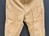 un vieux pantalon suspendu à une corde à linge