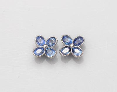 une paire de boucles d'oreilles en saphir bleu et diamants