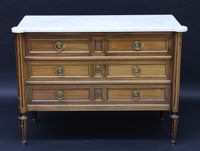 Commode de forme rectangulaire en bois naturel ouvrant à qua…