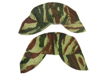 deux casquettes à motif camouflage posées l'une à côté de l'autre