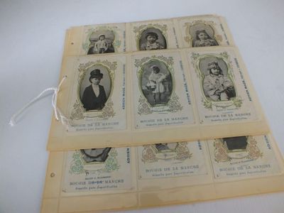 Plusieurs vieilles photos de personnes sont affichées sur une feuille de papier