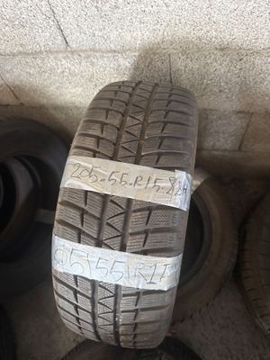 un gros plan d'un pneu sur lequel est collé un autocollant