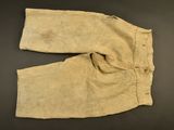 un vieux pantalon posé sur une surface noire
