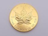pièce d'or représentant une feuille d'érable sur un fond blanc