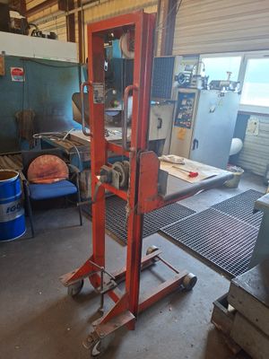 une image d'un homme travaillant sur une machine dans un garage