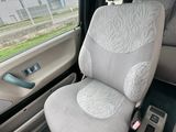 un siège à l'arrière d'une voiture équipé d'un coussin d'assise