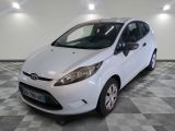 une photo d'une Ford Fiesta blanche garée dans un garage