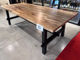 une table en bois sur laquelle est posée une étiquette de prix, dans un magasin