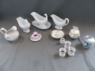 de nombreux types de plats et de tasses en porcelaine sur la table