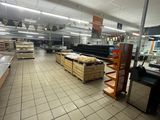 sol carrelé dans une épicerie où sont exposés divers articles