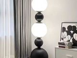 un salon avec un canapé blanc et une lampe noire et blanche