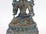 une image représentant une statue d'une personne assise sur un socle
