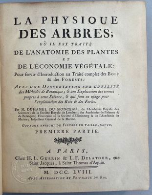un vieux livre à l'écriture noire posé sur une table