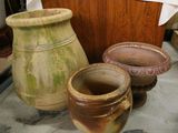 trois vases posés par terre les uns à côté des autres