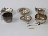 beaucoup d'objets en argent qui se trouvent sur la table