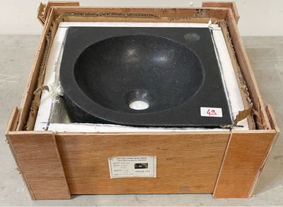 une boîte contenant un lavabo noir