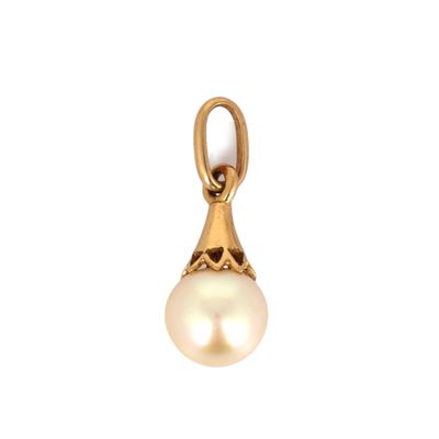 un pendentif en perle blanche et or sur fond blanc