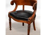une chaise en bois dont l'assise est recouverte de cuir noir