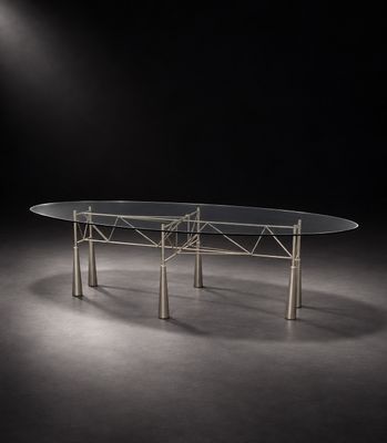 une table ovale en verre avec des pieds en métal et un plateau en verre