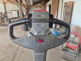 un gros plan d'une machine dans un garage