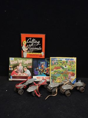 un grand nombre de jouets posés sur une table