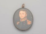 Une vieille photo d'un homme en uniforme militaire est représentée sur un pendentif