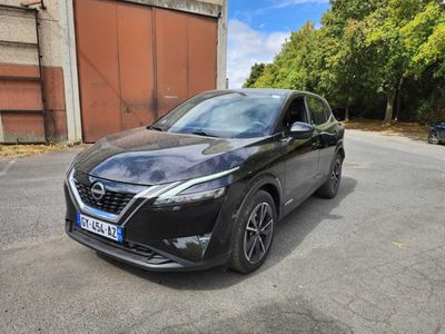 une Nissan Murano noire garée devant un immeuble