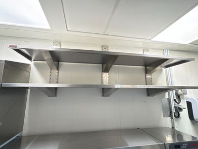 une étagère en métal au milieu d'une cuisine