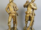 paire de figurines anciennes en laiton représentant des soldats armés de fusils