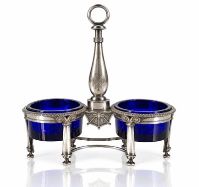 deux bols en verre bleu posés sur un socle muni d'une poignée en argent
