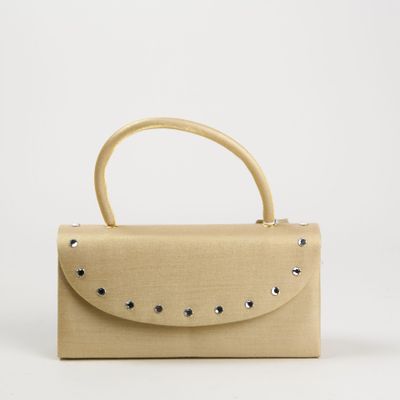 un sac à main beige orné de rivets et de clous sur la poignée