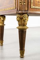 Une commode avec un plateau en marbre, un placage en ronce d… (photo 6)