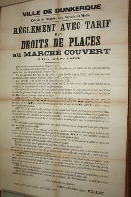 une vieille affiche accrochée au mur d'un immeuble en France