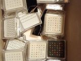 une boîte remplie d'appareils électroniques de toutes sortes