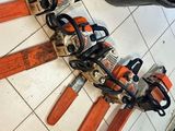 des chaînes accrochées au mur à côté d'un seau