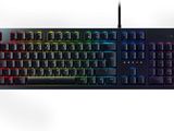 un gros plan d'un clavier sur fond blanc