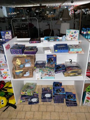 une étagère blanche sur laquelle sont posés de nombreux jouets