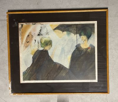 un tableau représentant deux personnes avec des parapluies, accroché au mur