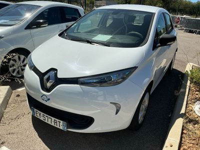 deux voitures garées l'une à côté de l'autre dans un parking