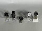 a lot of watches that are on display on the table