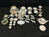 de nombreux objets en porcelaine de toutes sortes sur la table
