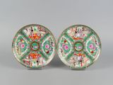 paire d'assiettes chinoises de style « famille » ornées de personnages et de fleurs