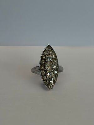 gros plan d'une bague en diamant sur une surface blanche