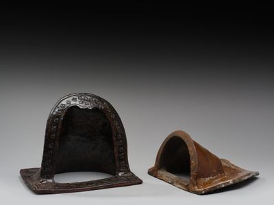 paire de serre-livres en bronze représentant une tête et un sabot de cheval