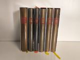 quatre livres sont empilés sur une table