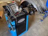une image d'une voiture en cours d'entretien dans un garage