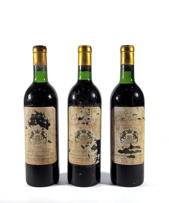 trois bouteilles de vin sont alignées sur une surface blanche