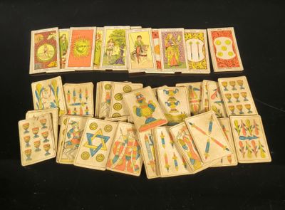 beaucoup de cartes à jouer posées sur une table noire