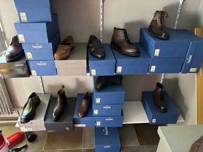 de nombreuses paires de chaussures posées sur une étagère dans une pièce
